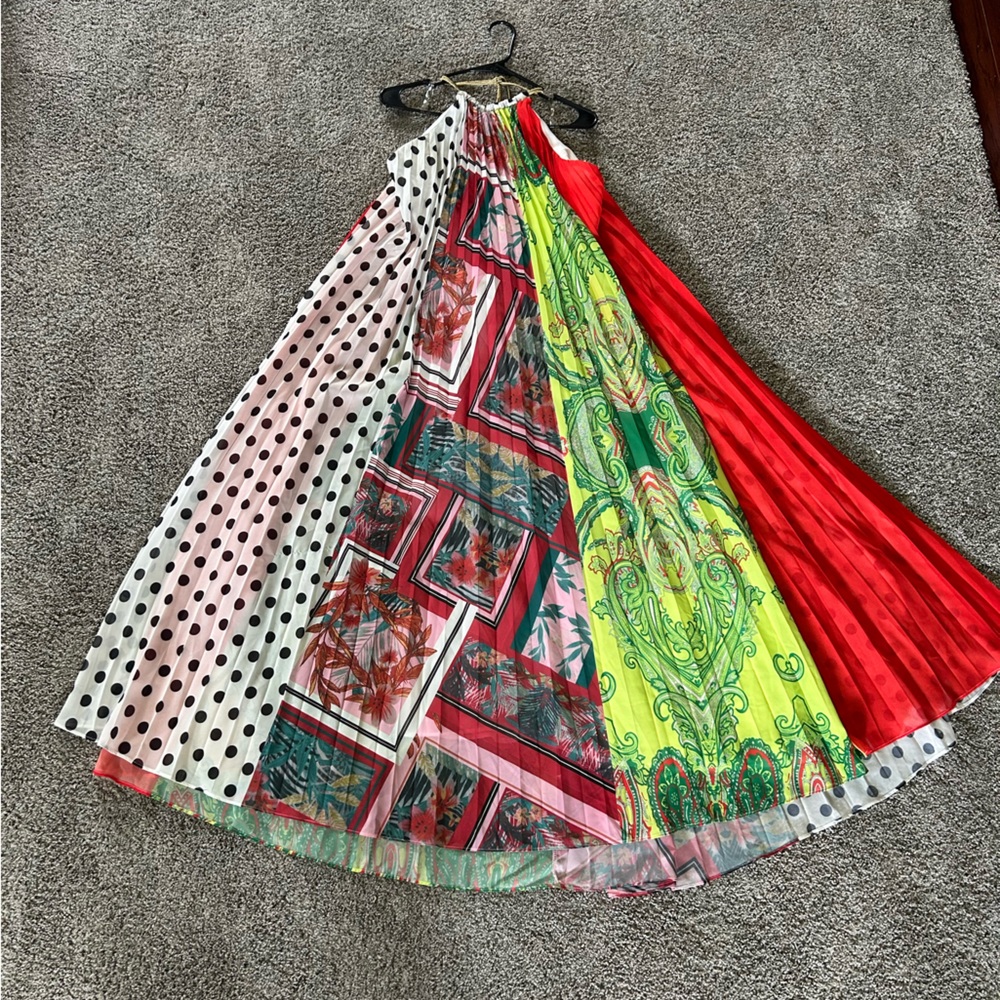 Beautiful flowy dress NWT! ❤️💚🤍🖤💛